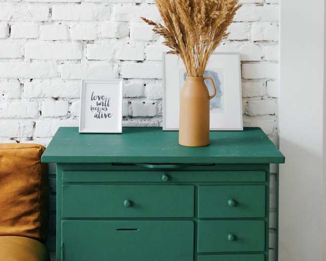 green bedside drawers with flowers and a note on top